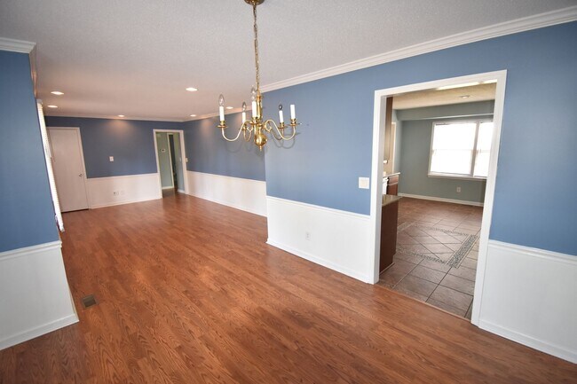 Building Photo - Beautiful 3 Bedroom and 2 Bath Home (No Pets)