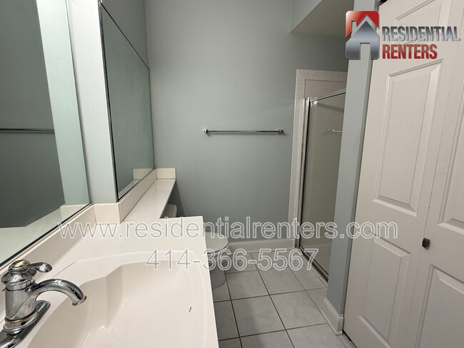 Building Photo - 1515 N Van Buren St