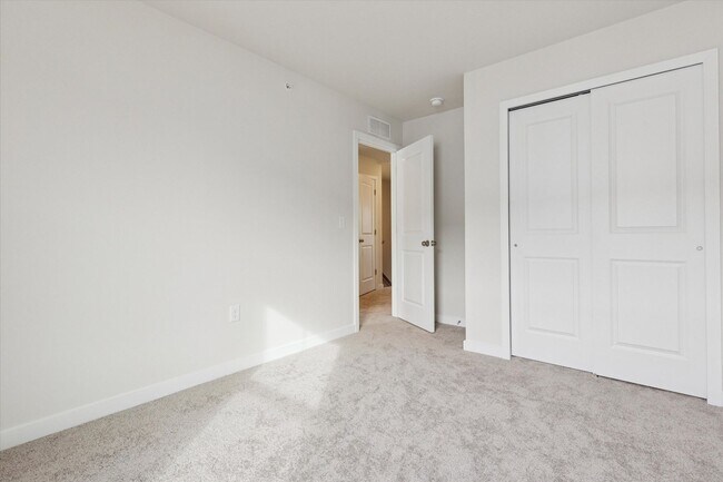 Building Photo - Brand New River Pointe townhome with modern finishes, flexible living space, and a prime location...