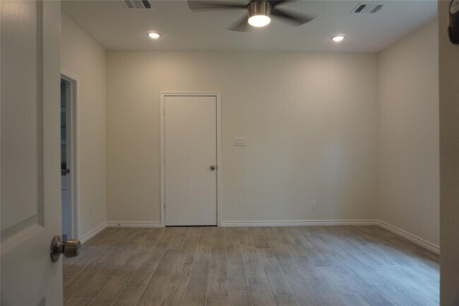Building Photo - 14848 Lamar Rd
