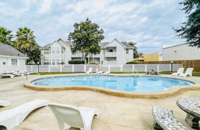 Building Photo - ***Beautiful 2 Bed, 2 Bath Condo in the Heart of Pensacola!***