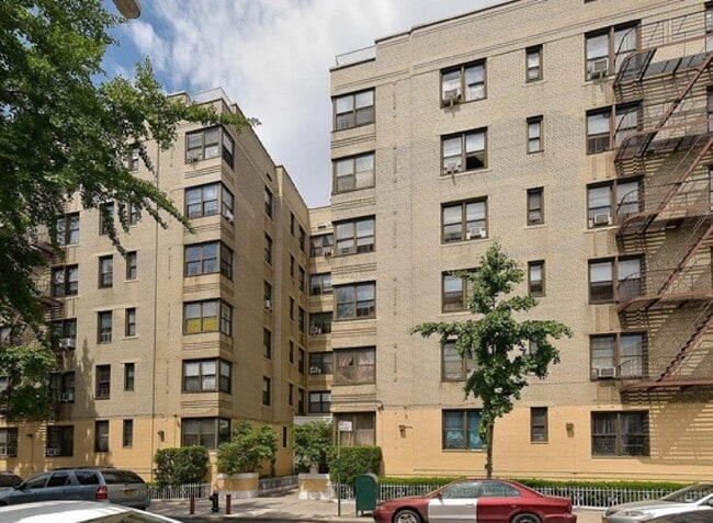 Building Photo - 2685 Creston Ave