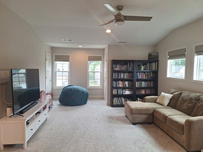 Building Photo - Beautify Brick 3 yr old Build in West Knoxville. No pets.