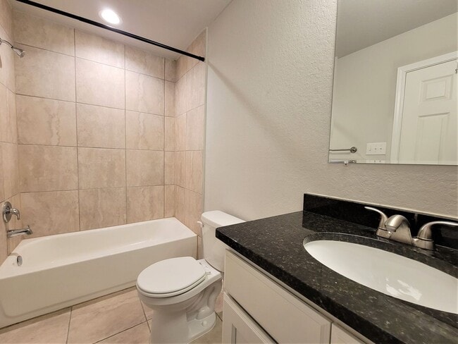 Building Photo - Beautiful 3 bed / 2.5 bath townhome