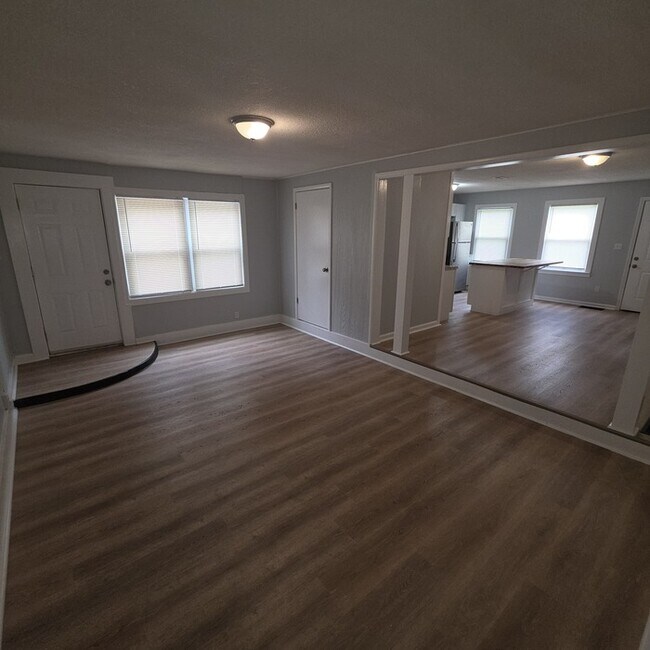Building Photo - Rental ready Corner Lot with a Spacious 3 bedrooms and 2 full baths in Willis Ave in Independence...