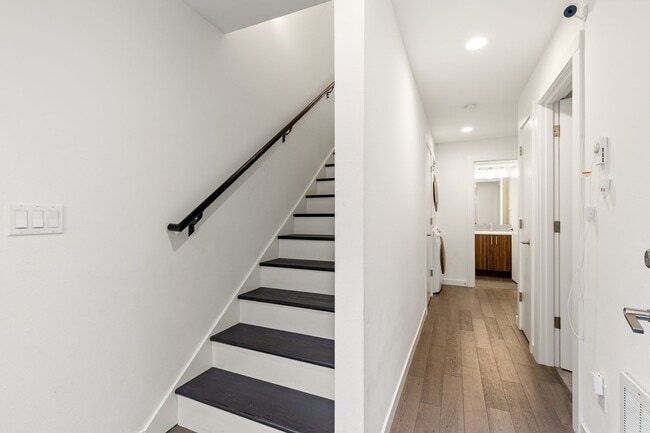 Building Photo - Gorgeous 3 Bd/2.5 Ba Seattle Townhouse