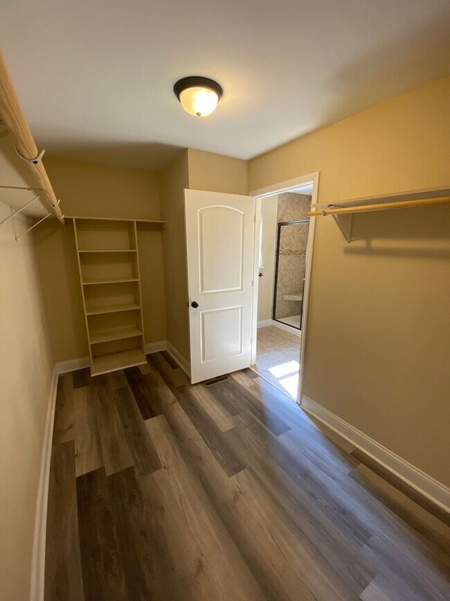 Building Photo - Luxurious 5 Bedroom Home in Woodridge Estates