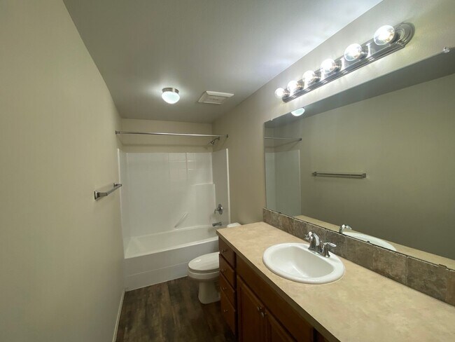 Building Photo - Quiet setting in La Pine!