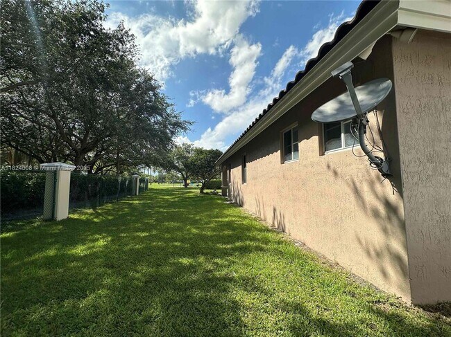 Building Photo - 2841 Poinciana Cir