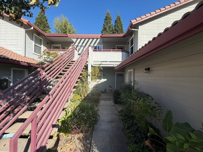 Building Photo - 7330 Stratford Pl