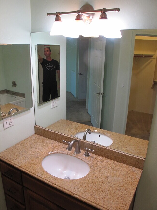 Building Photo - 1305 E Linden St