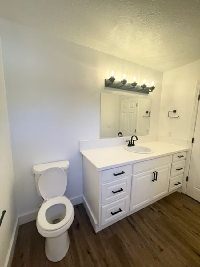 Building Photo - 3 bedroom, 3 bathroom home in the heart of Elk Grove