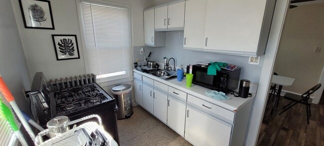 Building Photo - 302 Burmont Rd