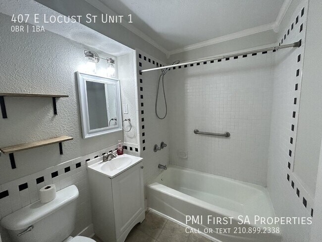 Building Photo - Renovated unit ready to move in by Downtow...