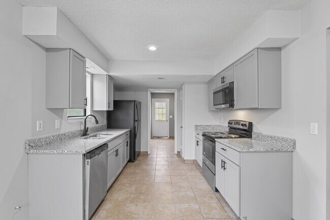 Building Photo - 3 Bedroom duplex in Olathe!