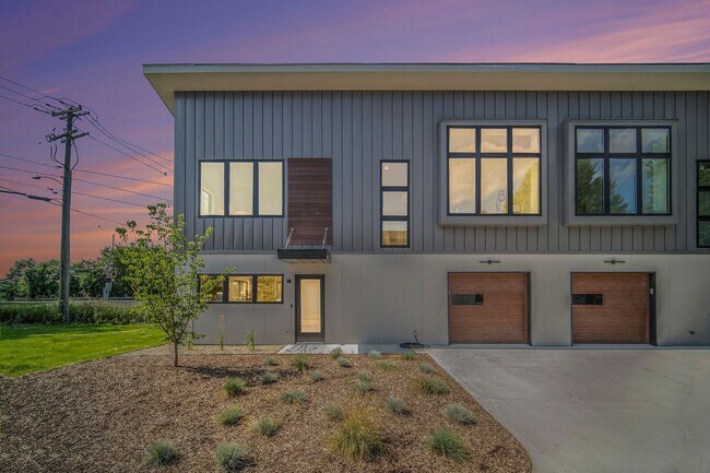 Building Photo - 560/562 Cleveland St