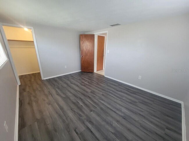 Building Photo - 10920 Oakdale Ave