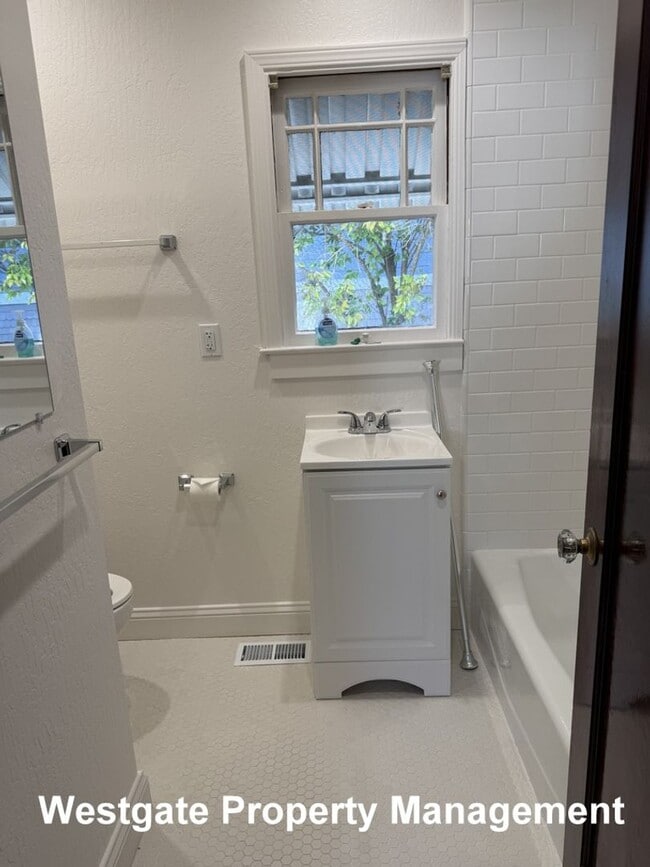 Building Photo - Darling Mediterranean-style 2/1 cottage in West Petaluma - 626 E Street