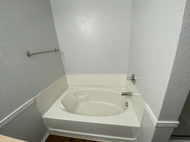 Building Photo - Spacious 3BR/2.5BA Home in San Antonio