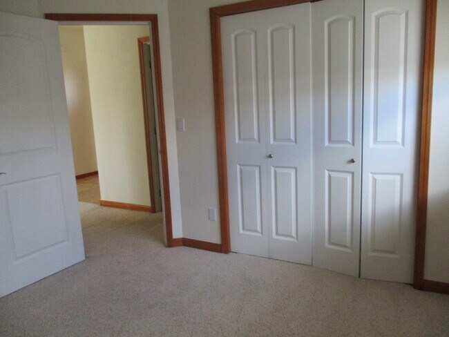 Building Photo - Spacious east side home
