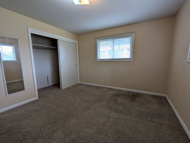 Building Photo - Spacious 3 Bedroom Normal Hill House with Large Garage