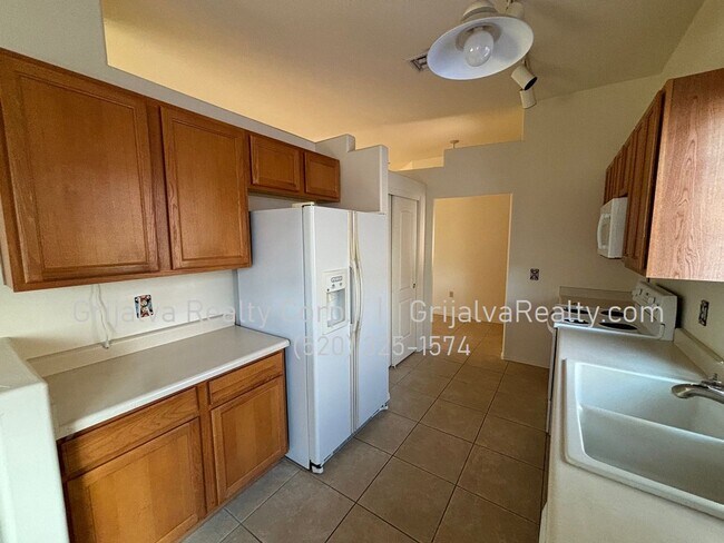 Building Photo - Beautiful 2 BD 2 BA House in the Springs in Green Valley - GVR Included!