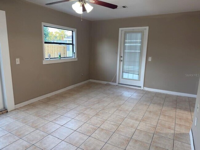 Building Photo - 4409 W Varn Ave