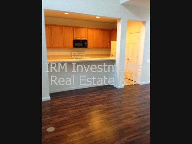 Building Photo - 4 b 2.5 b House w 2 car garage in Speing Isle