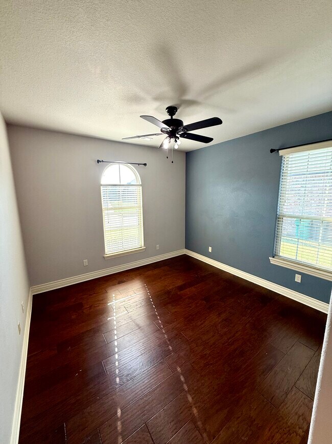 Building Photo - 5804 S 66th St