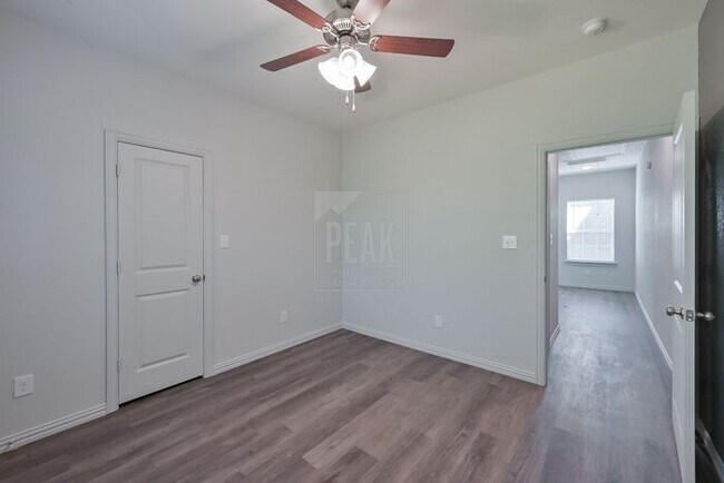 Building Photo - $1500! Stylish 2BR Townhome with 15 Minutes from Downtown Fort Worth Stockyards! Free application...