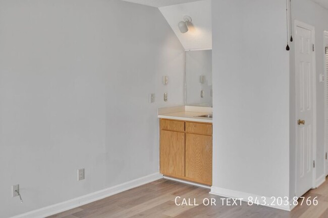 Building Photo - Beautiful 2 Bed 2.5 Bath Available in Char...