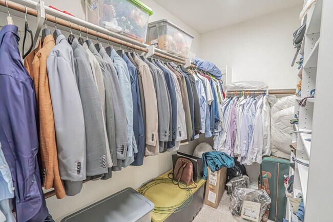 Building Photo - Beautiful 5-Bedroom Home with Outdoor Entertainer's Area in Valencia!