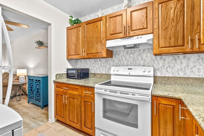 Building Photo - 2nd floor, 2 bedroom/1 bath/2 parking Town...