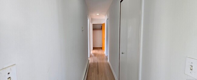 Building Photo - 54 Hallock St