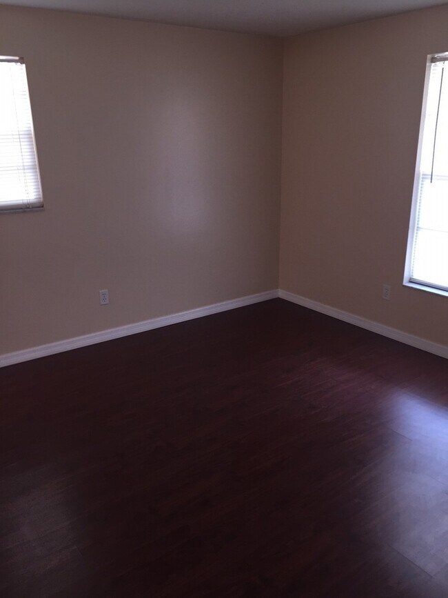 Building Photo - 247 Oakwood Dr