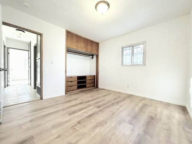 Building Photo - 439 W Buckthorn St