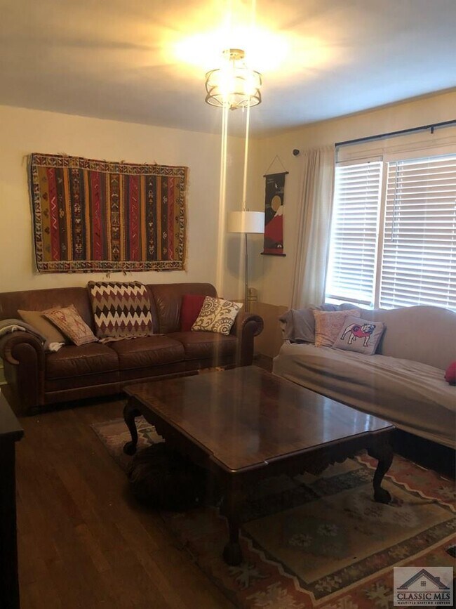 Building Photo - 398 Pinecrest Dr
