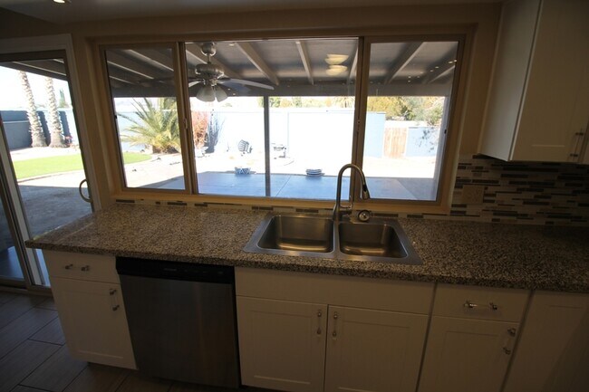 Building Photo - 8615 E Bellevue Pl