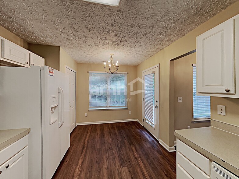 Building Photo - 2656 Lake Park Bnd