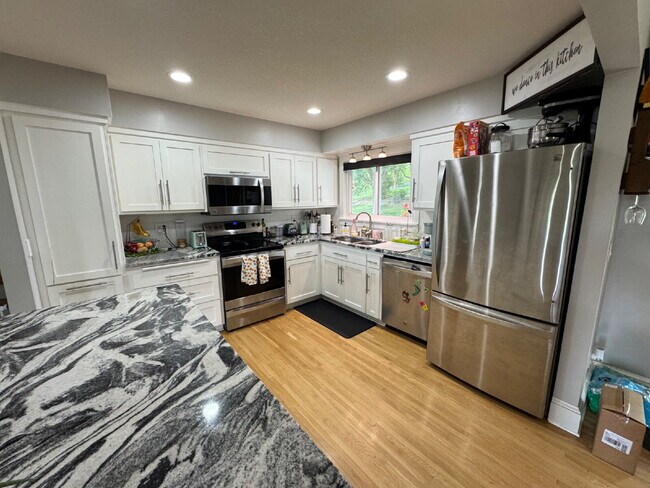 Building Photo - "Experience Elegant Living: 4-Bed Home with Granite Touches & Cozy Fireplace in Cottage Grove!"