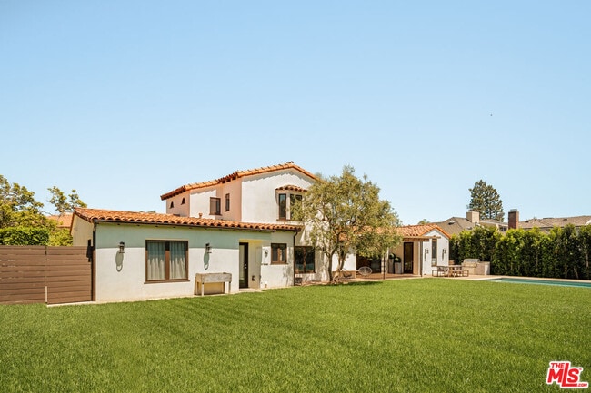 Building Photo - 647 Toyopa Dr