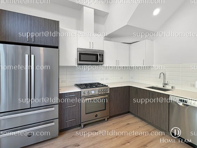 Building Photo - "Spacious 3-Bed Townhouse with Scenic Views in Seattle's Desirable Magnolia Neighborhood!"