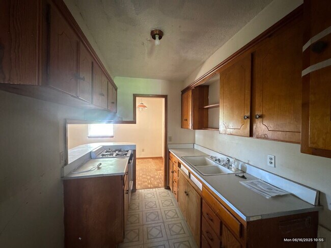 Building Photo - "Charming 1-Bedroom Retreat with Gleaming ...