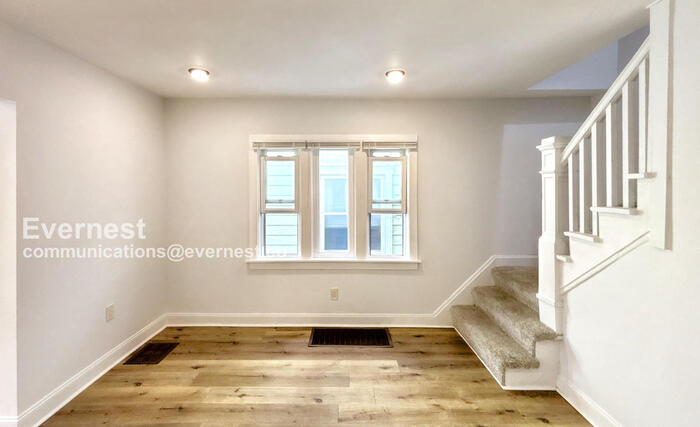 Building Photo - 1442 Hamlet St