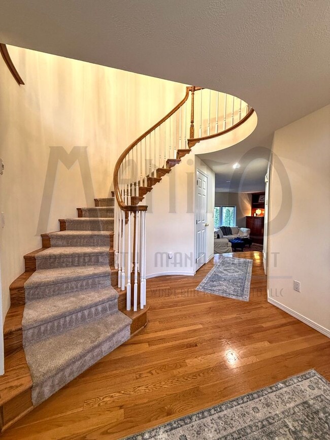 Building Photo - Elegant & Sprawling South Hill Home