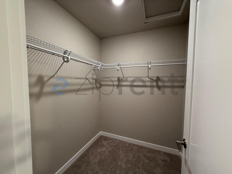 Building Photo - Unit F6