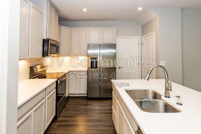 Building Photo - 7226 Hillsview Dr