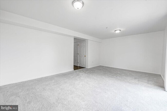 Building Photo - 11304 Southlakes Dr