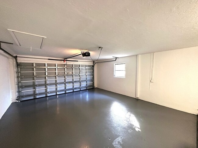 Building Photo - ** CENTRAL NAPLES ** 3 BED + DEN / 2 BATH ** GARAGE - NO HOA! ** ANNUAL RENTAL **