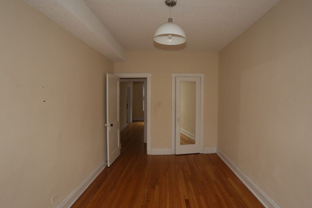 Building Photo - 3522 N Racine Ave